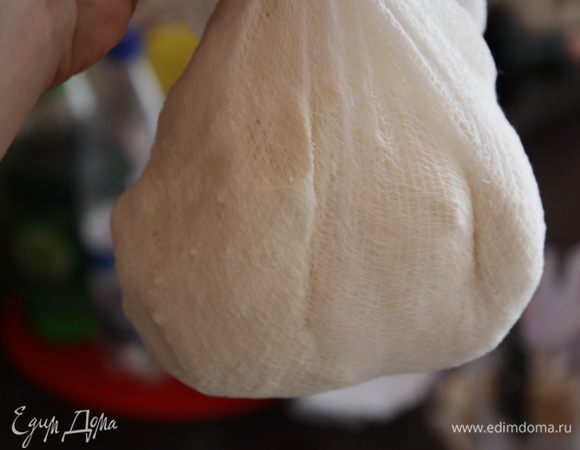 Для начала "приготовим" творог. Завернем его в марлю, подвесим или положим на сито под гнет,на всю ночь,чтобы лишняя влага ушла. Протираем творог через сито.