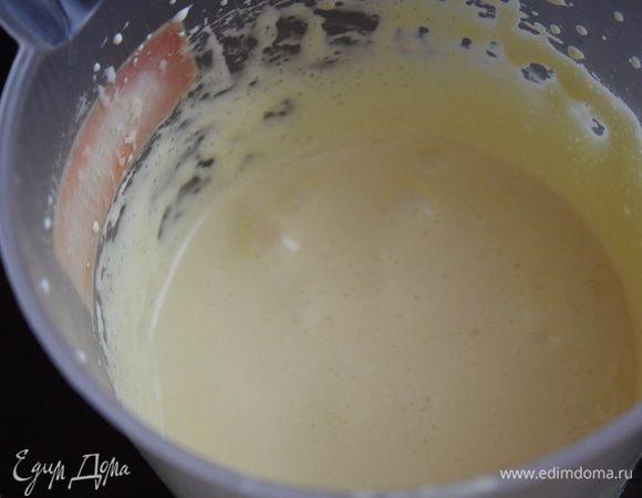 Желтки отделите от белков. К желткам добавьте сахар и взбейте их в пышную светлую массу,она должна увеличиться в объеме.