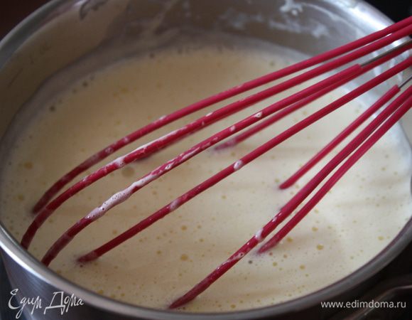 Тем временем к сливкам добавьте семена ванили и доведите их до кипения. Сразу снимите с огня. При постоянном помешивании к желткам добавляем сливки, потом переливаем обратно в кастрюльку