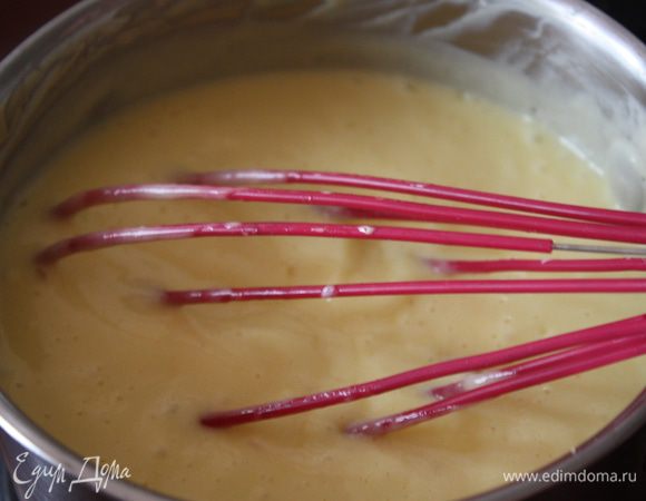 доводим до кипения и варим (постоянно помешивая!) примерно 5-7 минут до загустения.