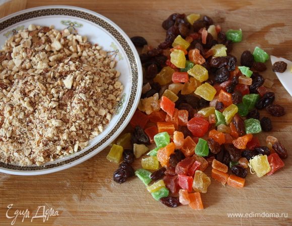 Приготовим пока наши орехи и цукаты. Орехи измельчим, а цукаты порежем поменьше.