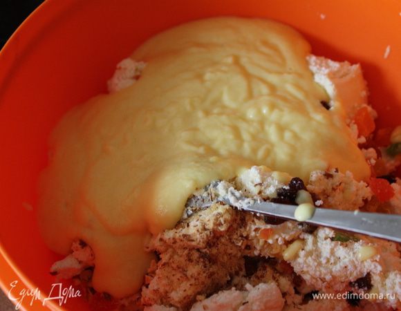 Мягкое сливочное масло взобъем венчиком, добавим к нему цукаты, орехи, натертую цедру и творог. Туда же добавляем немного остывшую желтковую массу. 