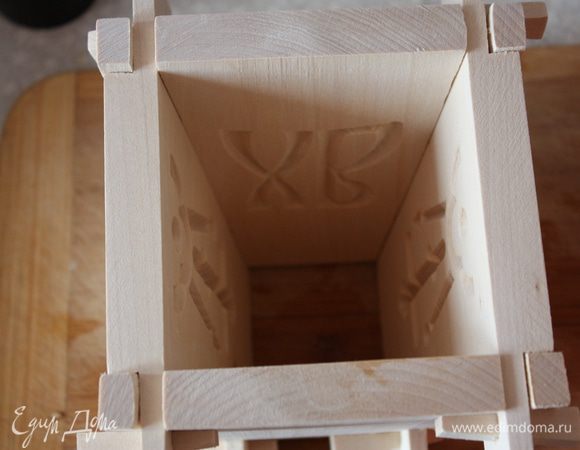 Теперь берем форму, стелим в 3-4 слоя марлю и утрамбовывая, выкладываем нашу массу. 