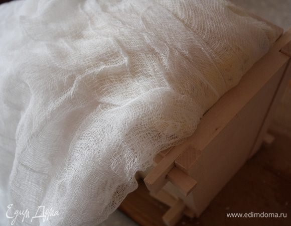 Стягиваем концы марли хорошенько