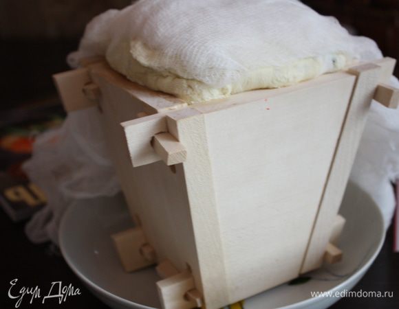 и ставим сверху гнет. Я положила деревянную доску и упаковку муки))) Отправляем в холодильник на сутки. После этого достаем , переворачиваем на тарелку и украшаем. 