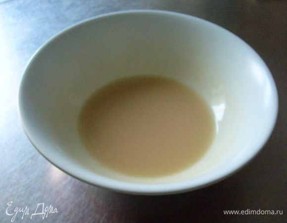 Разводим дрожжи в тёплой воде. Добавляем сахарную пудру, чтобы дрожжи начали работать.