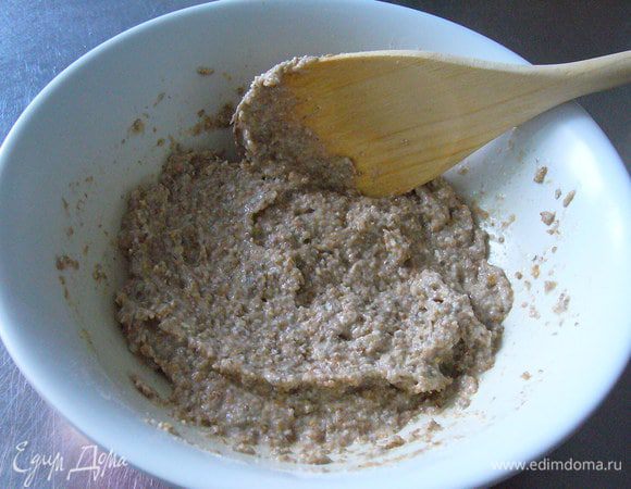 Постепенно вводим муку, солим, добавляем оливковое масло.