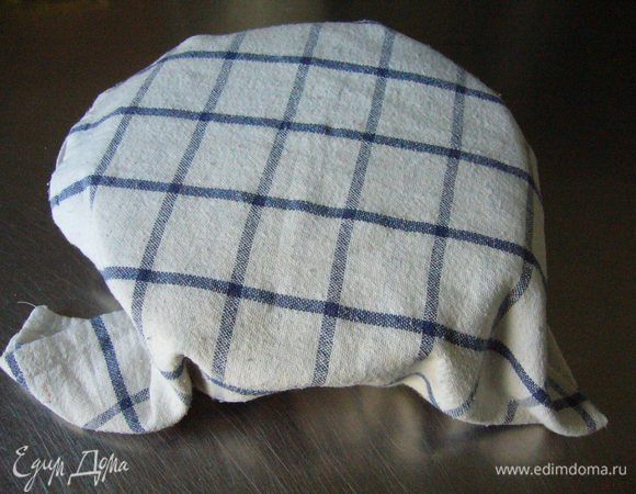 Накрываем тесто полотенцем и отставляем тесто минут на 15 (в идеале накрыть плёнкой и убрать в тёплое место).