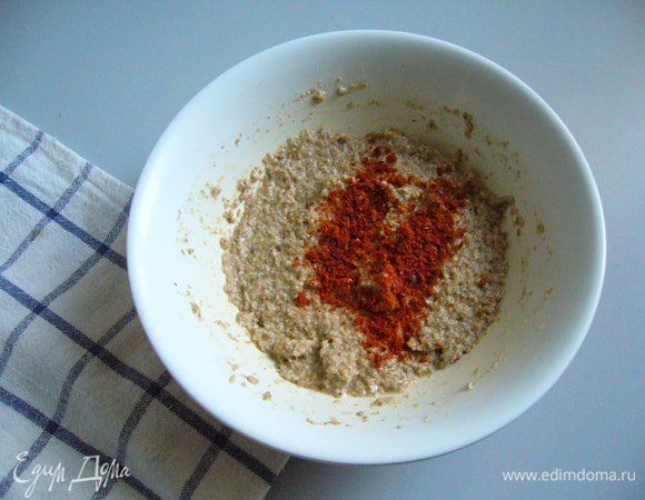 Через 15 минут достаём тесто, всыпаем хариссу, перемешиваем, снова закрываем полотенцем и отставляем ещё минут на 30.