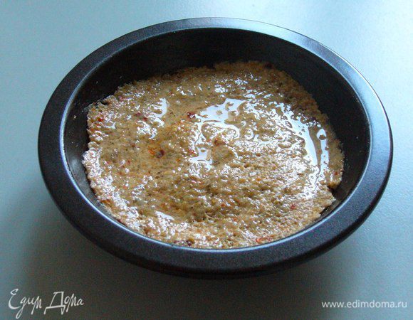 Выкладываем получившееся тесто в маленькую, предварительно смазанную оливковым маслом форму. Даём минут 5-10 на привыкание, а затем выпекаем при 200°C 20-25 минут. Сильно хлеб не поднимется, потому что в рецепте не использована "нормальная" мука, т. е. клейковина по сути отсутствует. Есть можно практически сразу: главное - не обжечься! Приятного острого аппетита!