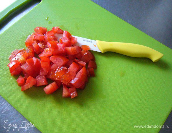 Режем помидор крупным кубиком (для любителей сытного варианта: избавляем помидор от мякоти и режем его мелким кубиком).