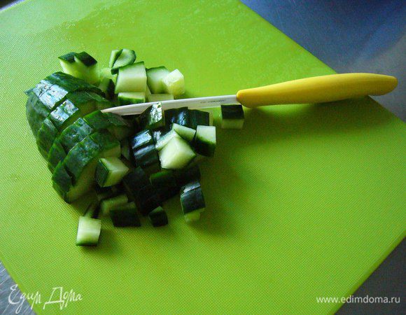 Таким же образом нарезаем огурец (для оригинала: мелким кубиком).