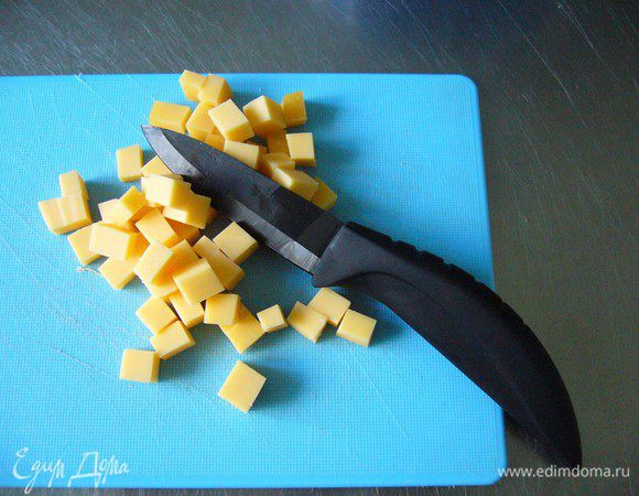 Сыр режем достаточно крупно.