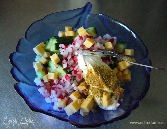 Аккуратно соединяем овощи и все оставшиеся ингредиенты, досаливаем, если необходимо.