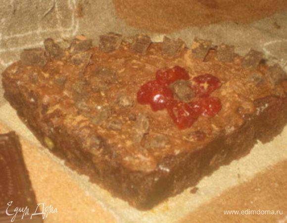 Взбитые яйца добавим к нашей массе и размешаем тесто до идеального состояния.
Форму для выпекания необходимо проложить пекарской бумагой (обязательно!). Духовку заранее нагреем до 180 г и отправим туда брауни на 25 минут.
Помните, что через 25 минут пропечётся корочка, но внутри десерт будет влажным. В этом и вся суть брауни!