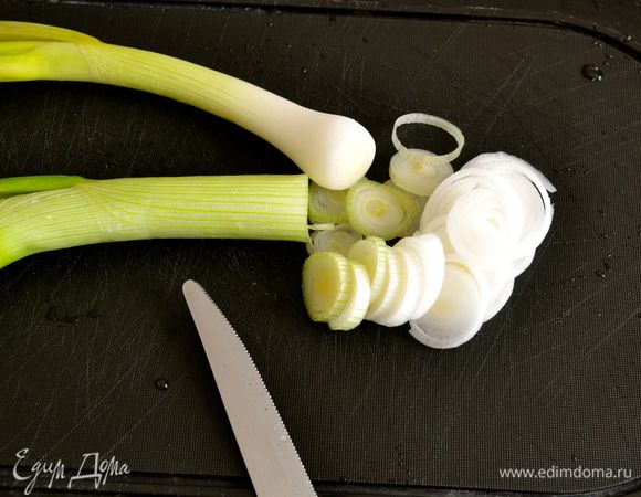 Подготовить и вымыть шпинат. Лук нарезать кружочками.