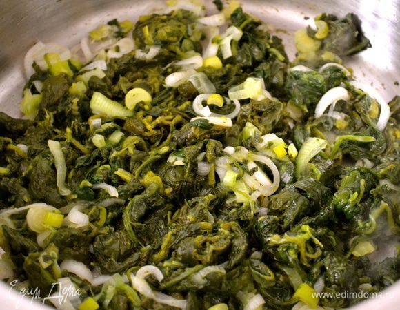 Если Вы используете свежий шпинат, выложить его в сковороду к луку и дать потушиться... Позволить выпариться образовавшейся при термообработке шпината жидкости. Если у Вас уже готовый шпинат (как у меня), просто выложите его к луку и дайте им перемешаться на сковороде минуты 3.