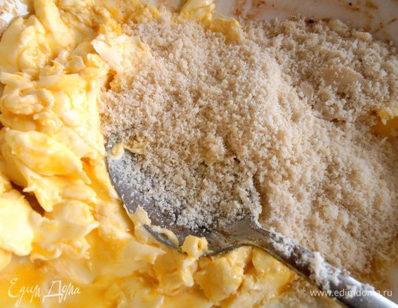 Пробегусь несколькими шагами по тесту...Миндальные хлопья за пару секунд превращаем в кофемолке в миндальную муку и высыпаем в мягкое сливочное масло (не стала его топить,так как было сильно мягкое!),растёртое с небольшим количеством сахара (или вообще без него,так как начинка будет сладкая!).