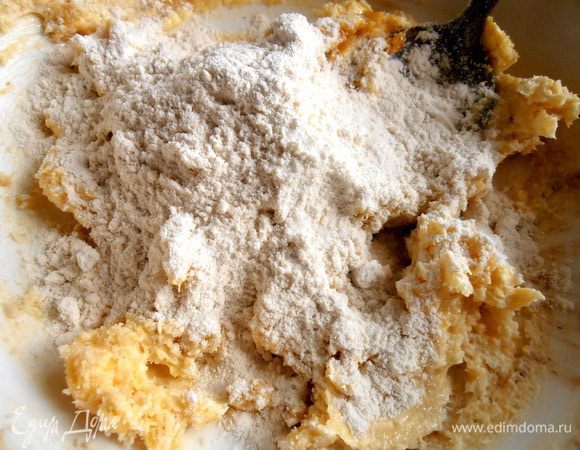 Добавляем желток и вводим потихоньку муку с щепоткой соли...