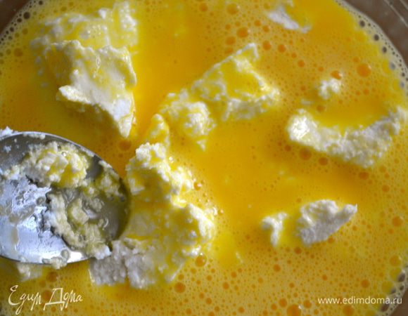 Положить в яичную смесь свежую рикотту. И как следует перемешать.