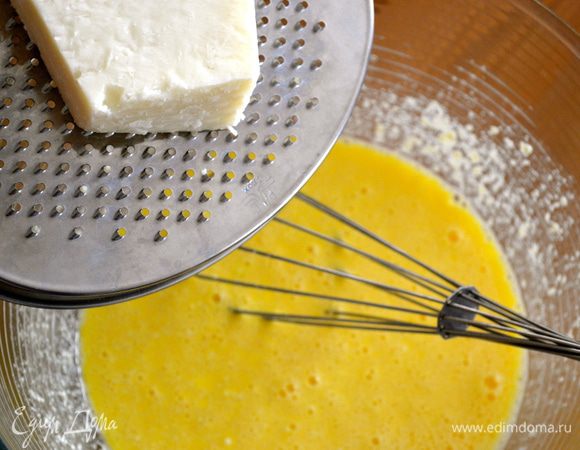 Добавить тертый твердый сыр. После этого еще раз хорошо все перемешать.  