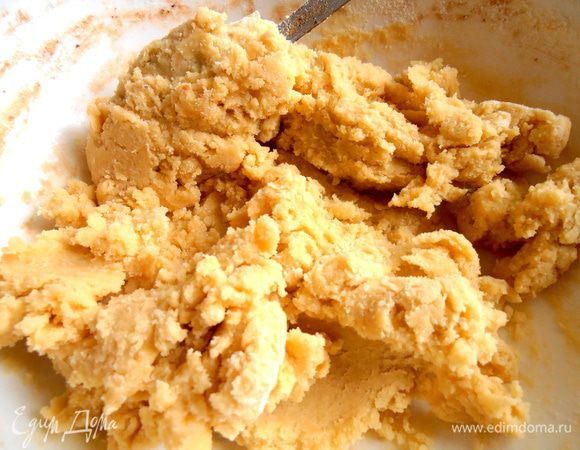 Замешиваем крутое тесто,подливая ледяную воду по чуть-чуть.