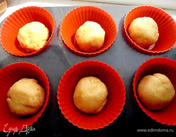 Распределяем тесто по силиконовым формочкам для маффинов...