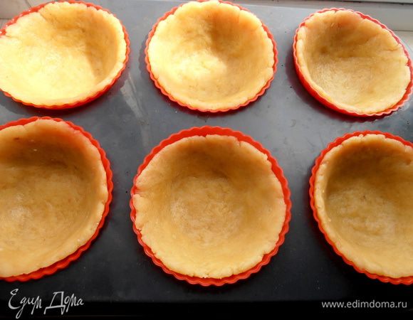 Разминаем тесто по всей поверхности равномерно...В таком виде можно их убрать в холодильник до того момента,когда соберётесь готовить с кремом.