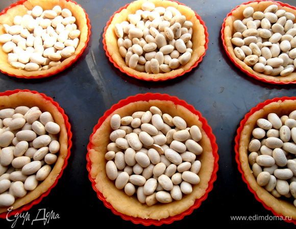 Но мы идём дальше...Насыпаем в каждую для груза фасоль или горох...