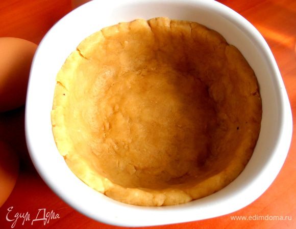 Да... остальное тесто я распределила по керамической формочке (11 см),это будет огромная тарталетка))