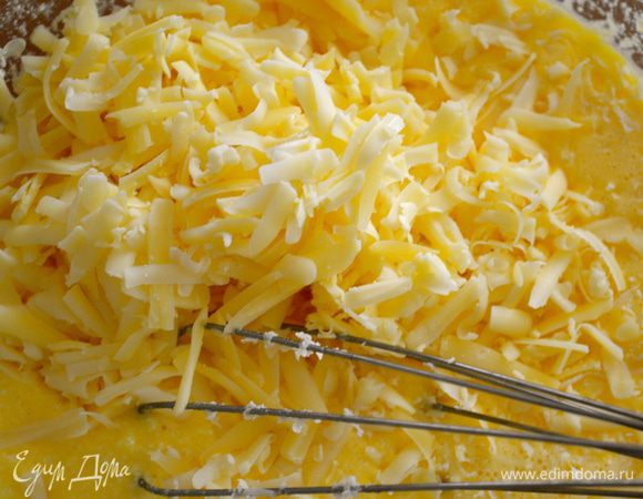 Затем - сыр Эмменталь. Его я натерла на крупной терке... Перемешать.