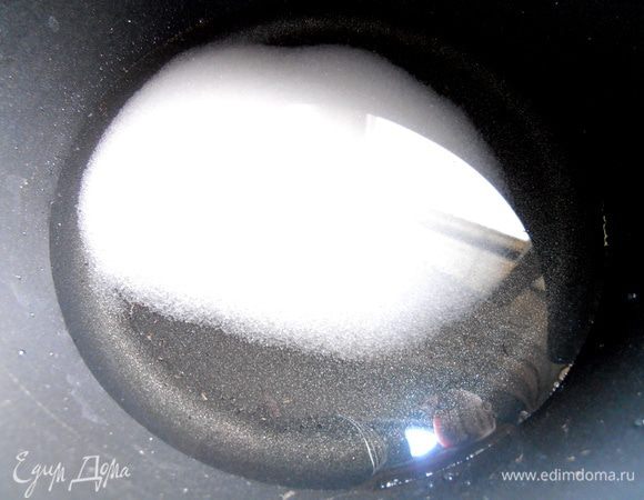 Из воды и сахара варим сироп и остужаем.