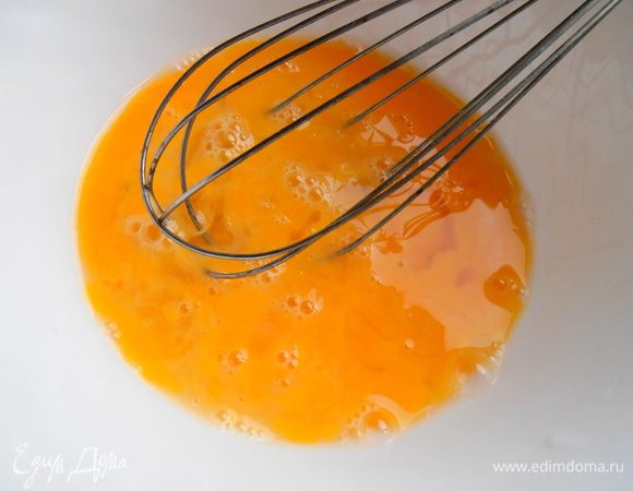 Отдельно взбиваем яйца с ванилью.