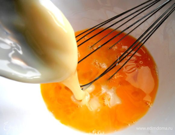 Добавляем примерно две столовые ложки сгущёнки...