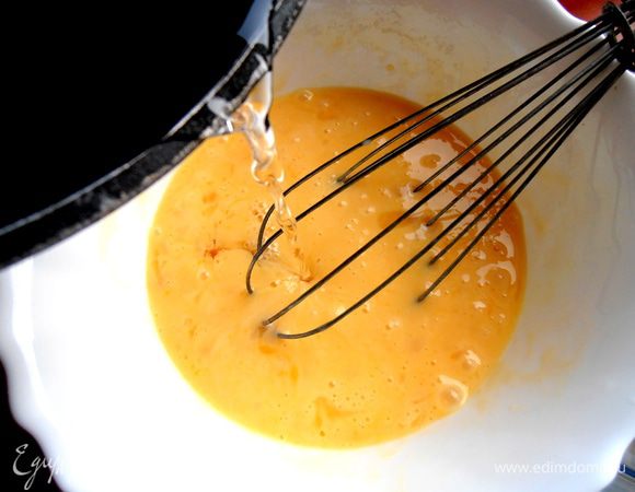 Вливаем остывший сироп,продолжая взбивать.