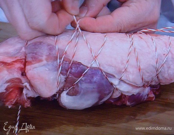 Мясо связать ниткой для компактности. Положить в холодную воду, довести до кипения, снять шом (пену). Варить на медленом огне  около 30  мин.