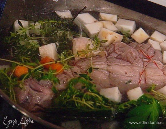 Покрошить морковь и сельдерей кубиком, луковицу оставить целиком (её потом можно удалить, но если вы захотите на этом отваре сварить первое, то лук можете тоже мелко накрошить). Овощи и травки добавить к мясу, так же добавить 4 зубчика чеснока, прямо в кожуре, разрезав их на половинки.