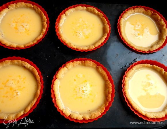 Заполняем кремом корзиночки (можно через сито).