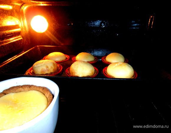 И ставим выпекаться в уже разогретую духовку минут на 25 до вашего любимого состояния золотистости! Крем,как и обещают в рецепте,сначала поднимется...