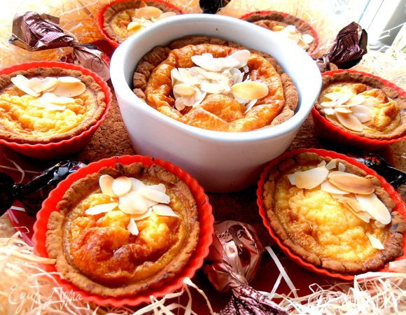 Украшаем тарталетки поджаренными миндальными лепестками.