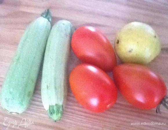 Хорошо промыть овощи. Из расчета на один кабачок  - 2 помидора и половинка груши.