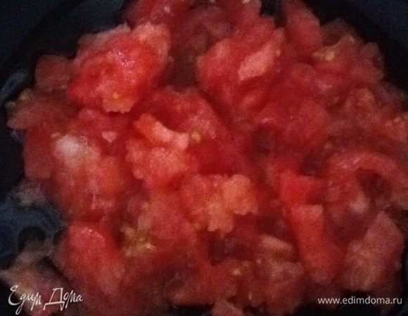 Помидоры порезать, положить в сковороду с одной ложкой масла.
Прогреть.