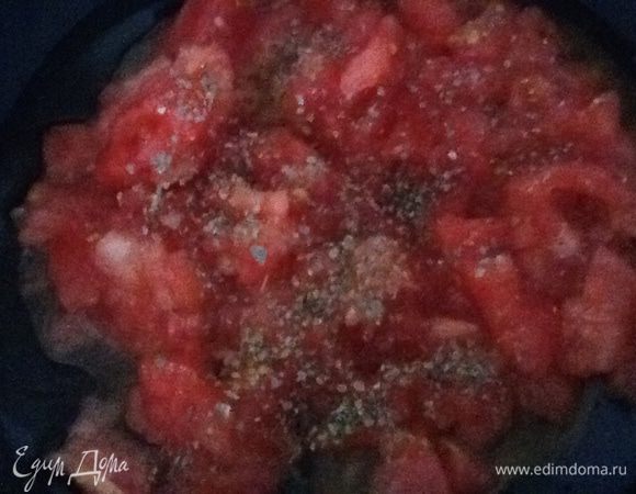 Добавить чайную ложку  сухого  майорана . Протушить 5-6 минут.