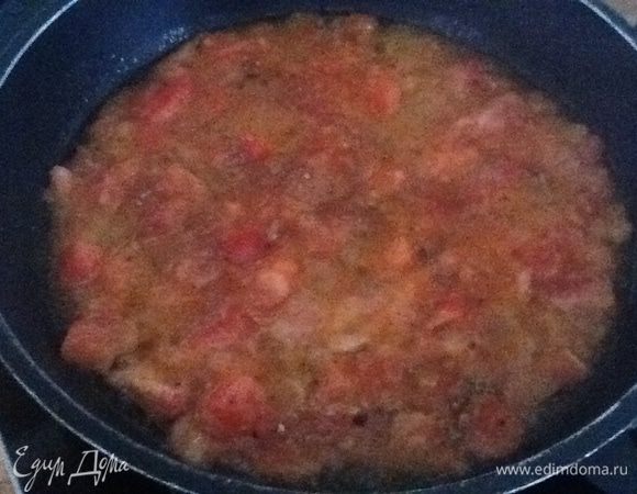 Когда из томатов выпарилась лишняя жидкость, добавить грушу.