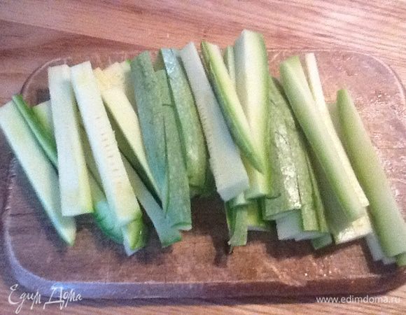 Пока соус из томатов и груши уваривается, нарезать кабачок. 