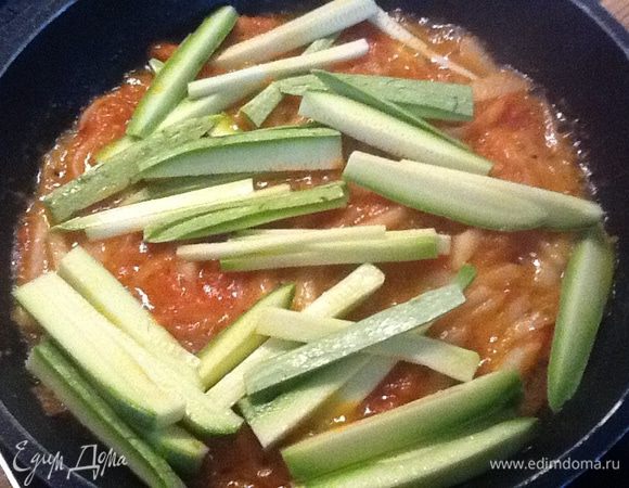 Добавить кабачок в соус. При такой последовательности закладки, он будет хрустящим и проготовленным.