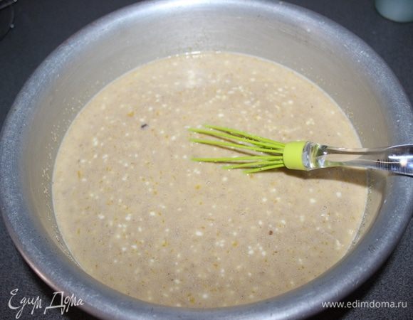 Смешать ингредиенты:
10-15 яиц
5 ст. сахара
1 ч. л. соли
300 г маргарина растопить
1 литр теплого молока
200 г изюма
щепотка корицы или 0,5 ч. л.  ванилина
2 ст. л. сметаны
3 ст. л. сухих дрожжей.
Именно в такой последовательности!