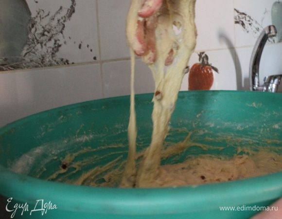 Замесить не крутое тесто так, чтобы тесто с легкостью отставало от рук. т.е. в наше содержимое добавить примерно 2-3 кг муки.