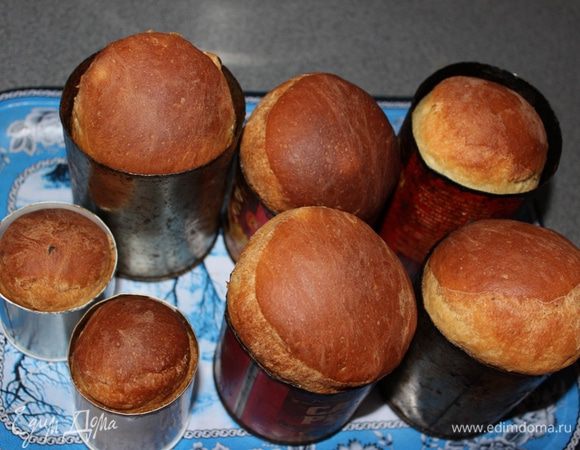 Достаем готовые куличи и готовим безе для украшения.
Взбиваем:
 2 белка
200 г сахарной пудры
 