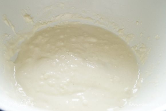 Для опары: молоко смешать с 1/3 муки (1:1). Развести дрожжи в небольшом количестве теплой воды. Перемешать мучную смесь с дрожжами, накрыть чистым полотенцем и поставить в теплое место для брожения на 1,5 часа.